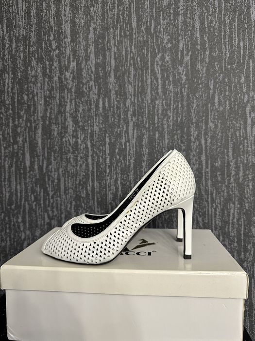 Белые женские туфли