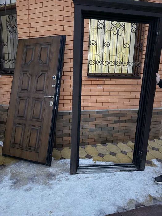 Продается входная наружная дверь б.у.