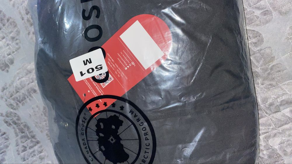 Срочно продам пуховик Canada Goose