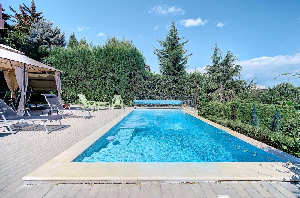 Дава се под наем Къща в Варна, Нептун - 430 кв.м за 510 € - Снимка #1