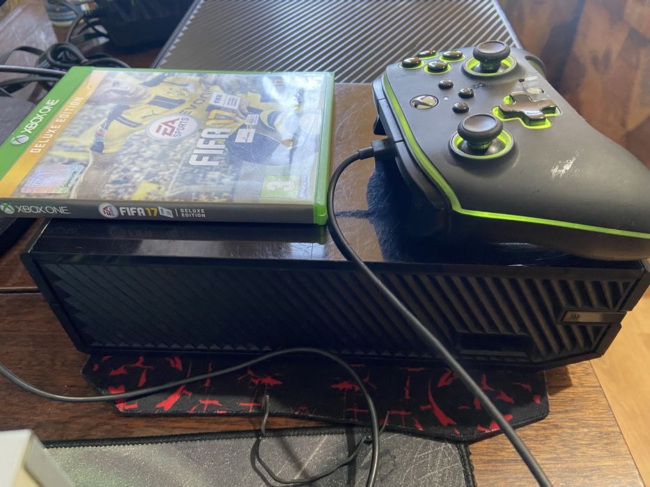 Xbox One 500GB + Геймърски джойстик + Подарък игра FIFA 17