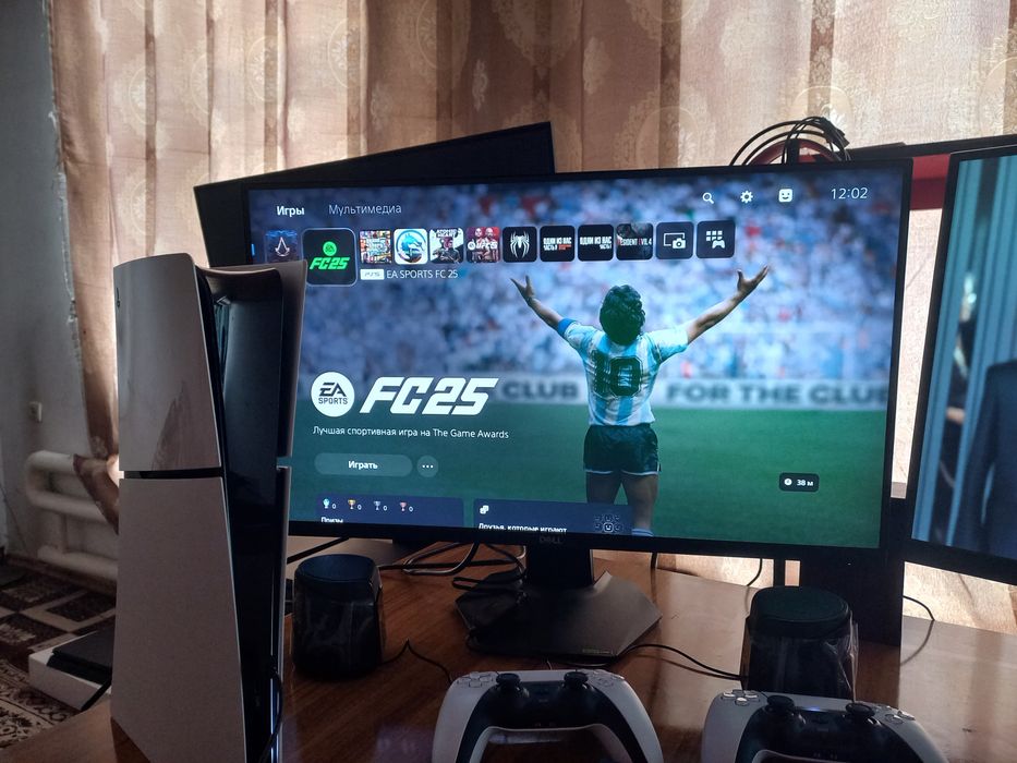 PS5 slim holati ideal tiniq 1TB hotirasi o'yinlar yozigan 2 djoystik.