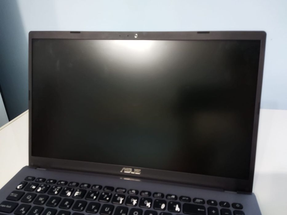 Ноутбук ASUS вместе с мышкой