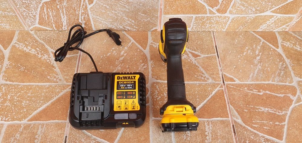 Masina  de înșurubat pe bateri dewalt. 12 V.