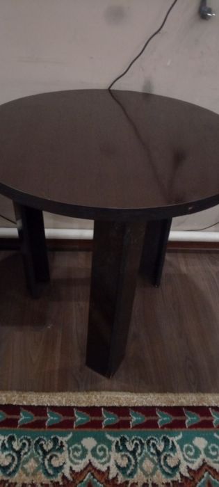 Стол круглый. Диаметр 80см.