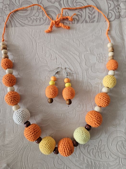 Красиви плетени гердани и обеци.