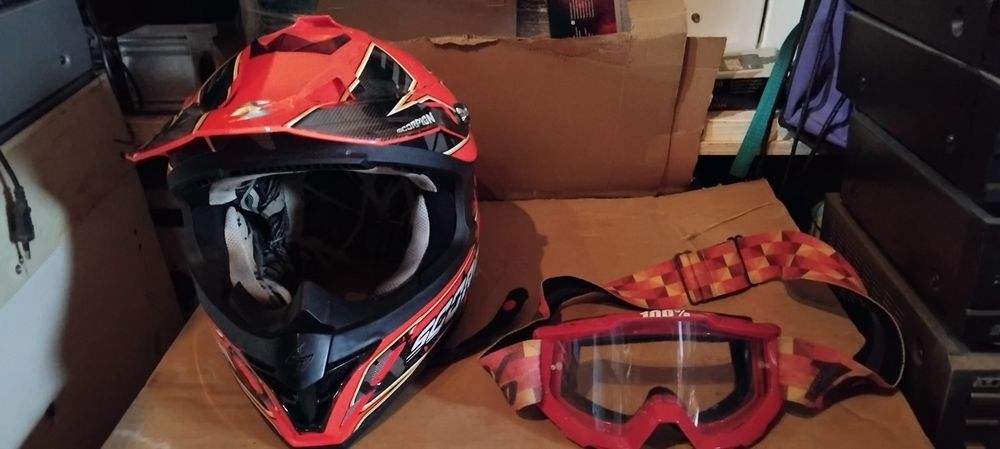 Мотоциклетна екипировка (боти,шлем)