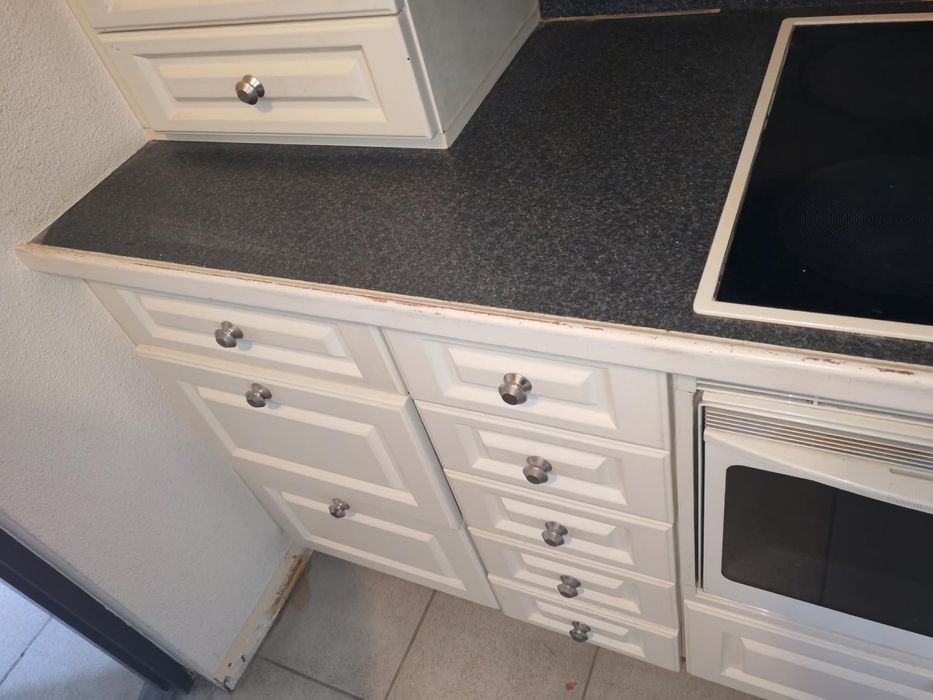 Плътна ъглова кухня от МДФ с електроуреди