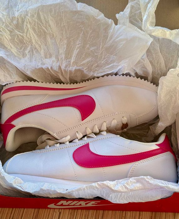 бели Nike Cortez