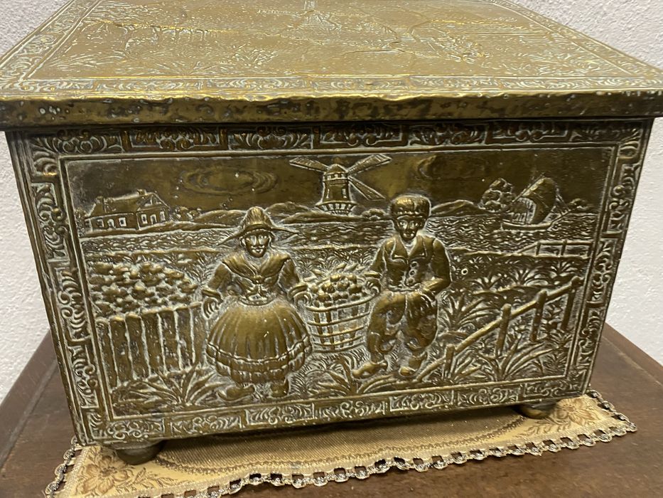 Месингова кутия с релеф селски сцени Нидерландия 1950-1960