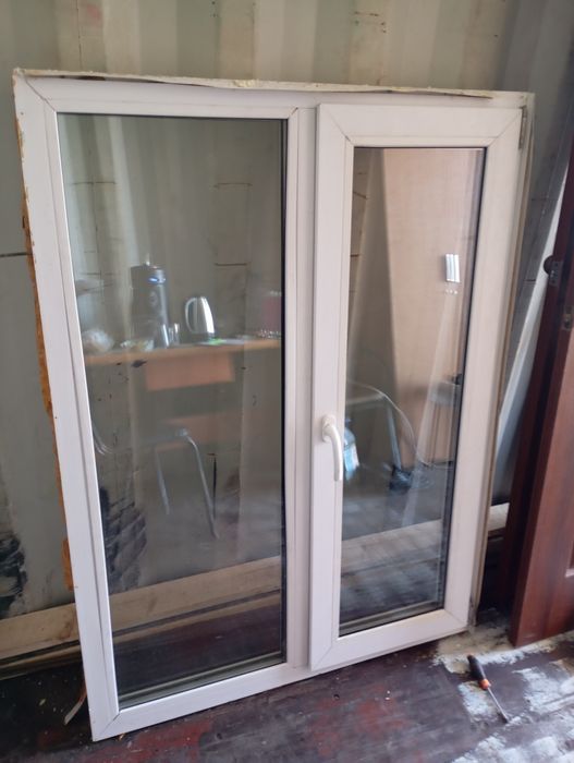 Продам пластиковую дверь и окна.