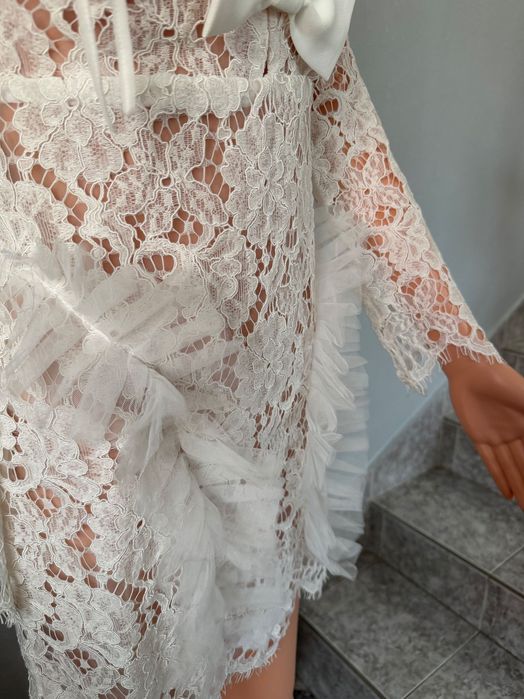 Бяла рокля Avin с дантела
