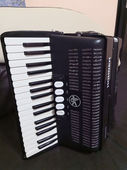 Vând acordeon HOHNER 72 basi