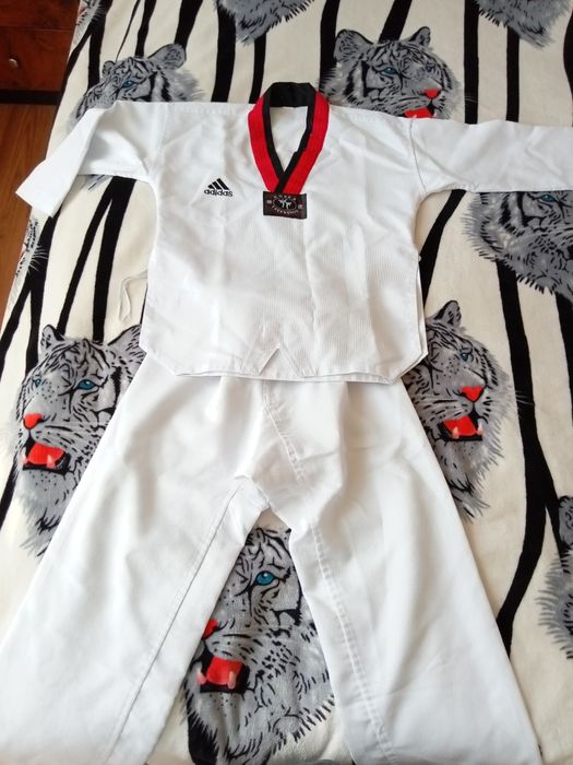 Продам кастюмы для тхэквондо