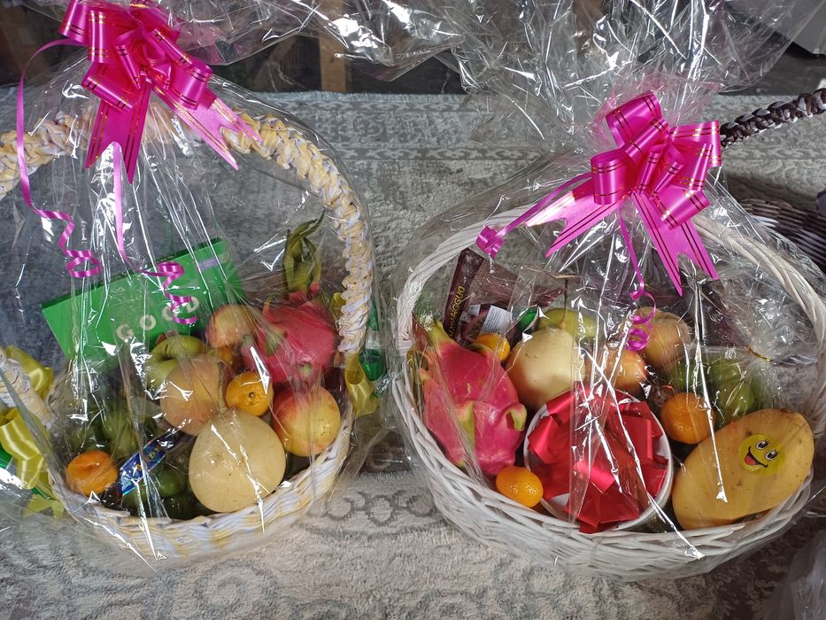 Фруктовые корзины и сладкие.