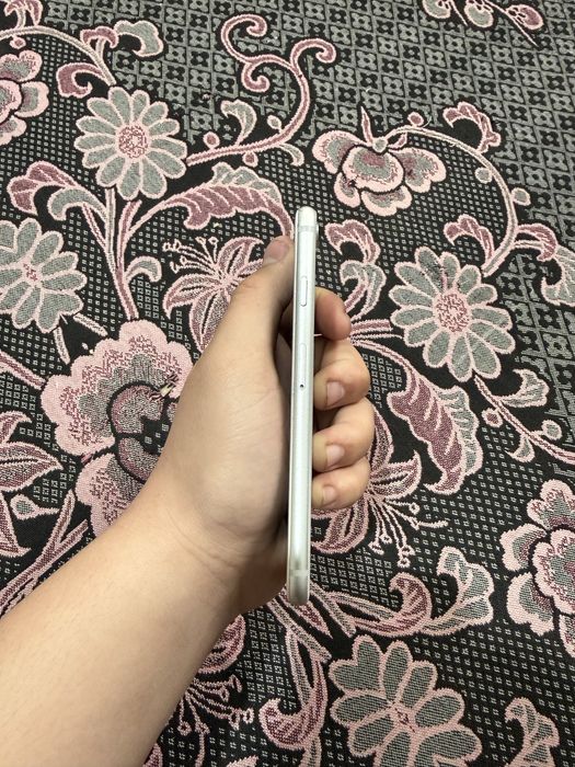 Продам iPhone 8