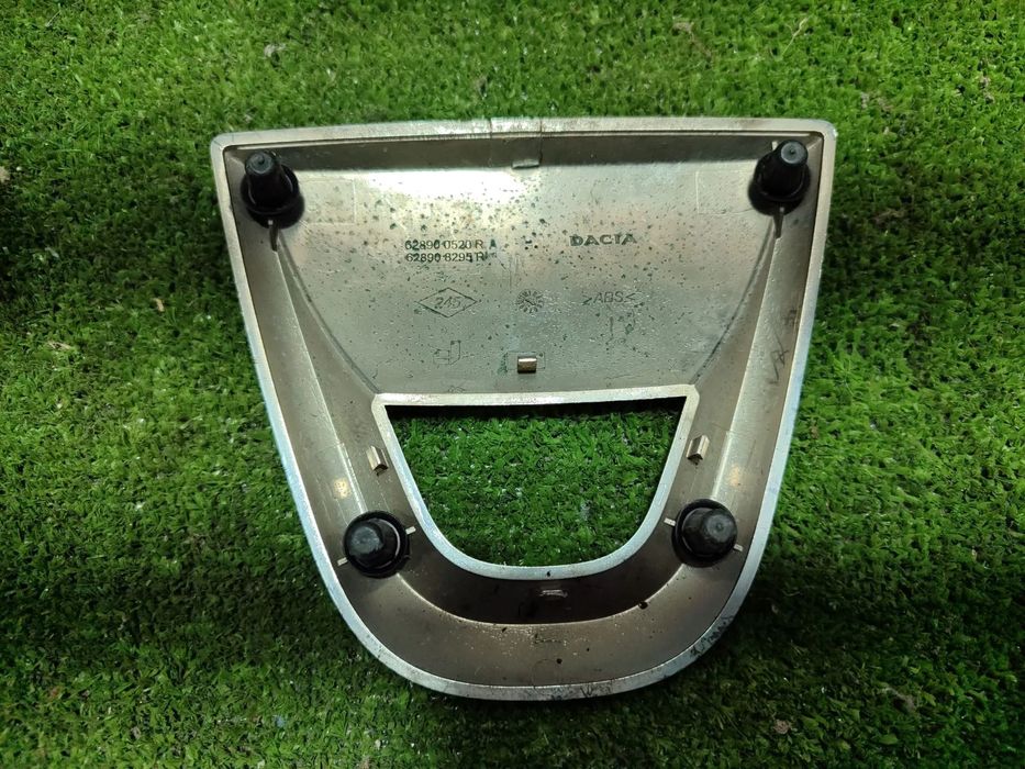 EMBLEMA / LOGO FATA DACIA DUSTER 1.5 DIESEL 2015 / SUV 5 USI COD OEM 628900520R / 2013-2017