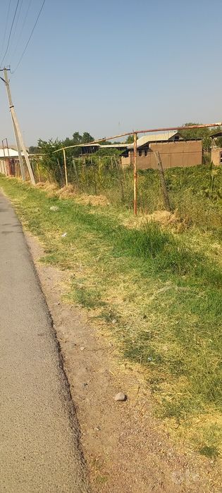 Yer sotiladi Samsarak qishlogida katta yol yoqasida