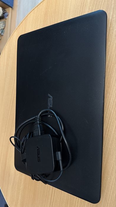 Vând urgent Laptop Asus R557L  funcțonal