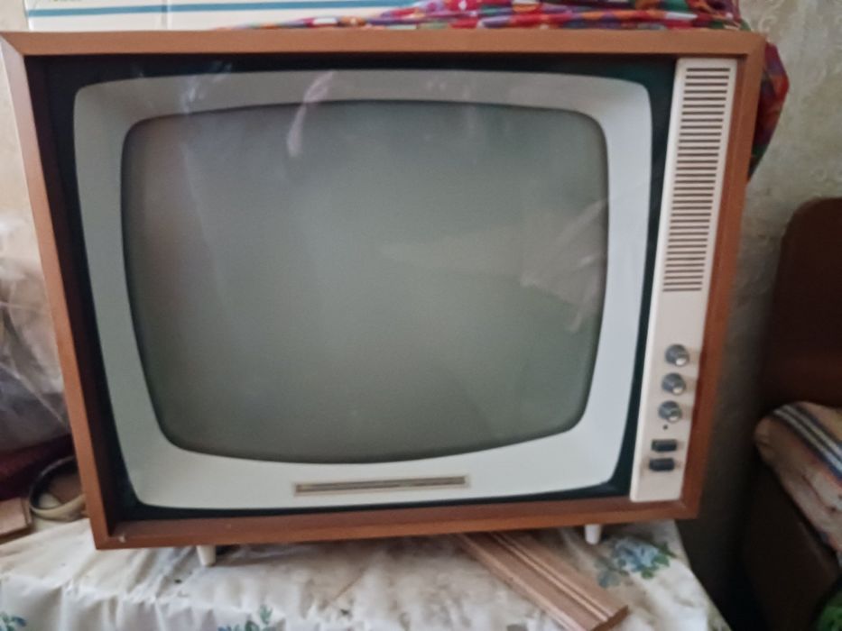 Телевизор stadion 4 произведен в Германия през 1967 г.  Идеален зя дек