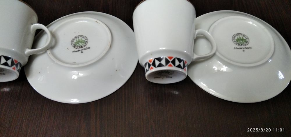 Две пары винтажных кофейных чашечек.