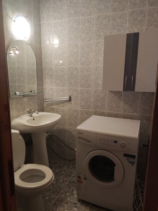 Închiriez apartament cu 3 camere mobilat utilat complet