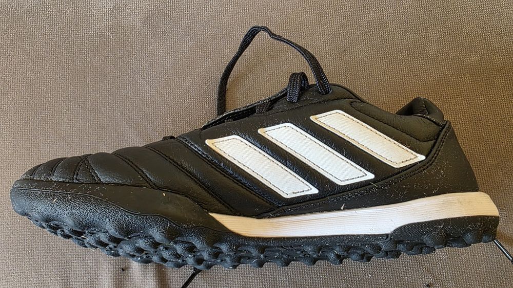 Футболни обувки Adidas - стоножки, естествената кожа