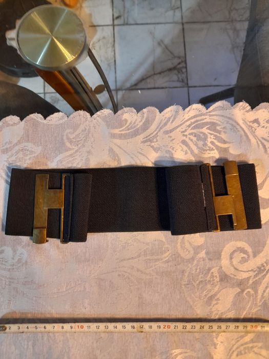 Мраморна статуя,кутия и ретро дамски колан