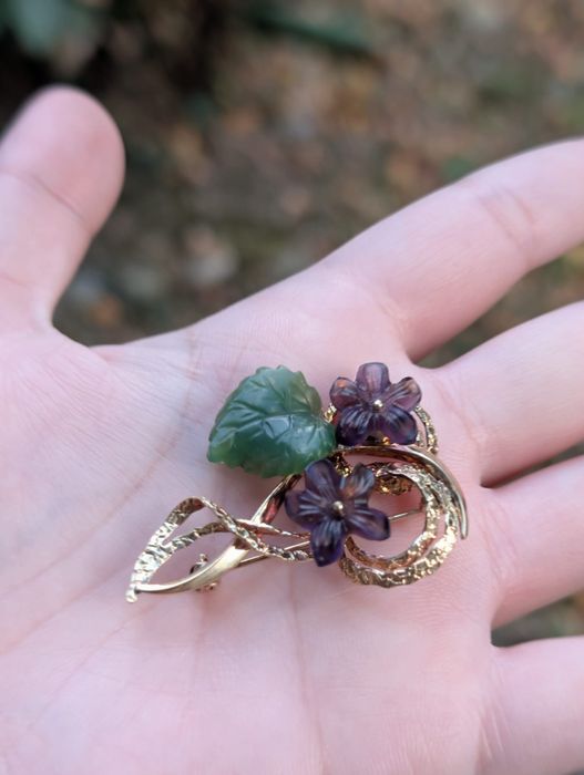 Veche broșe buchet de violete, petale sculptate din ametist, jad nefrit verde, placat cu aur