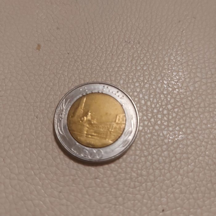 Монета италианска лира в много запазена 500 лири  може и да е сребарна