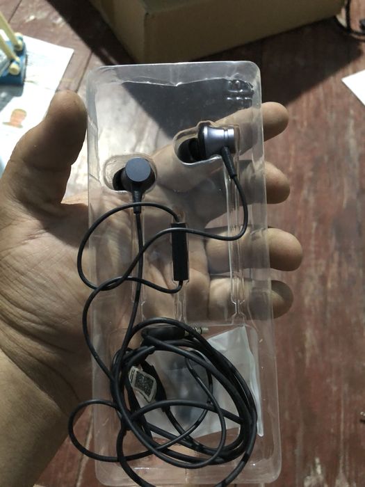 Mi naushnik sotiladi (original)