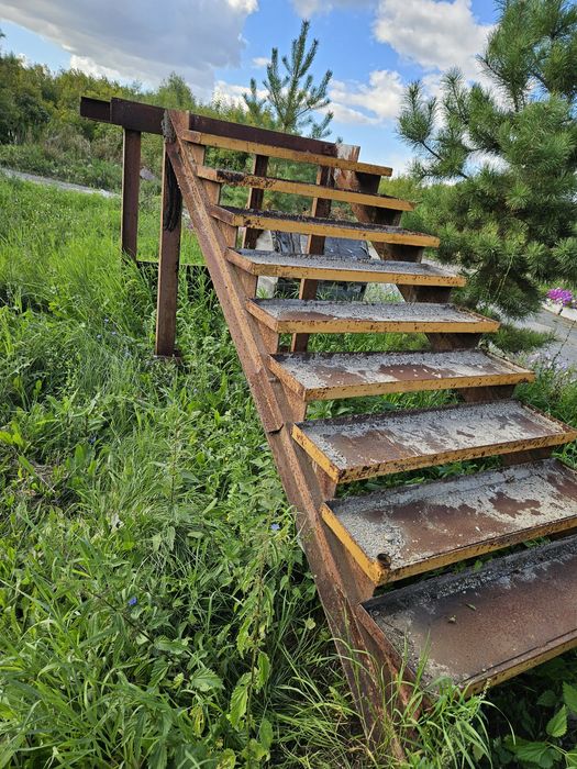 Крыльцо-лестница металлическая