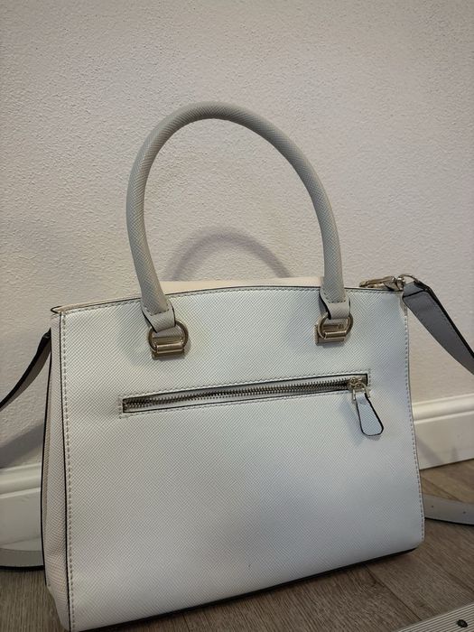 Geanta Guess cu Eticheta