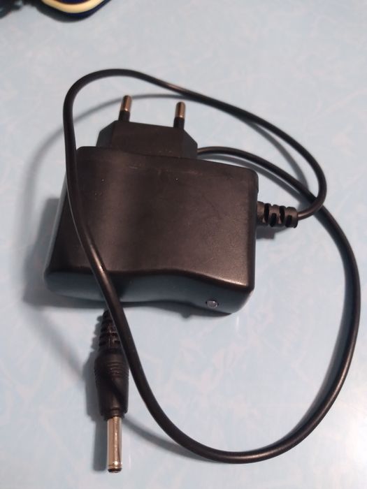 Зарядники разные для разных устройств.