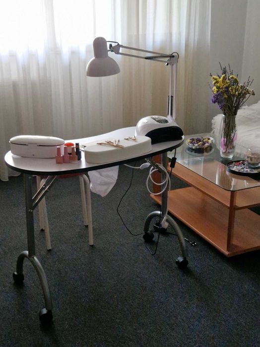 Masuta de manichiura cu aspirator incorporat