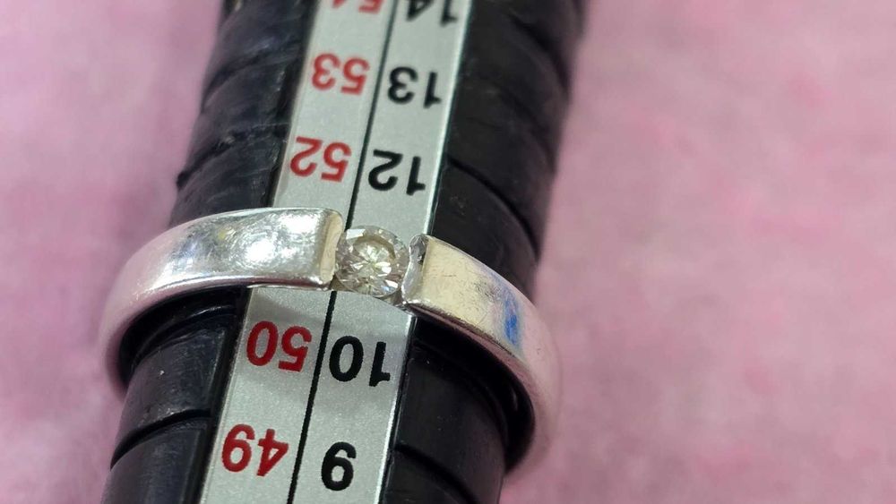 Пръстен от бяло злато проба 585 / с диамант