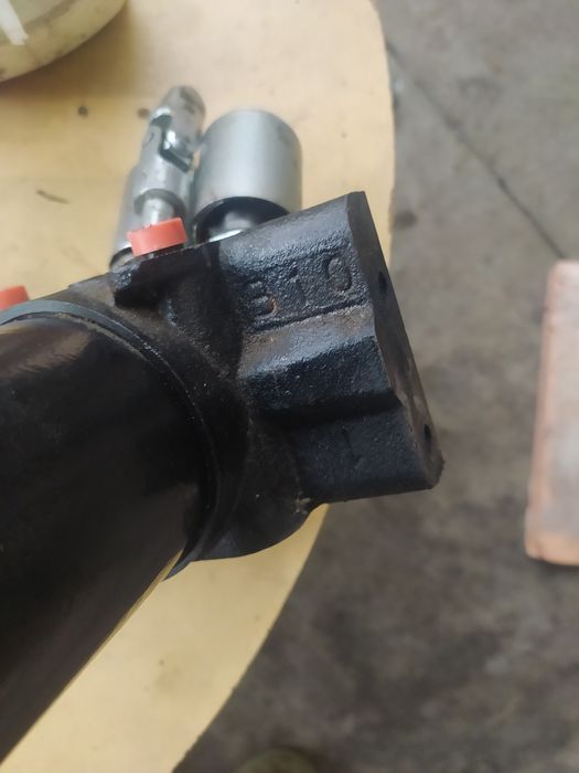 Продам гидравлический цилиндр. От домкрата.