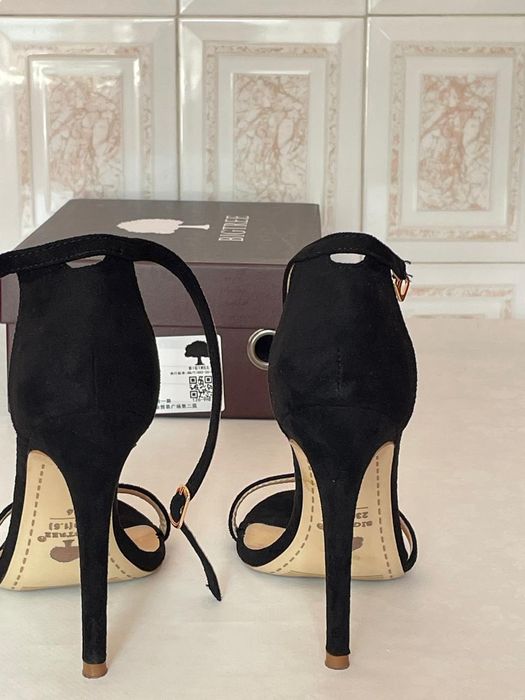 Босоножки черного цвета