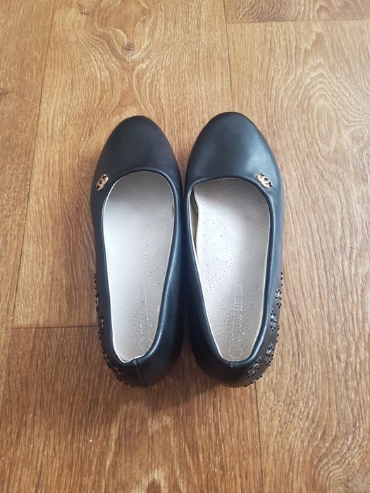 Продам кеды. Школьные туфли 36 размер.