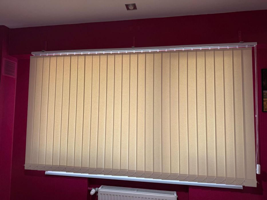 Вертикални щори в светъл цвят