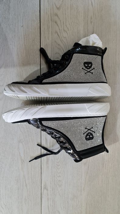 Papuci Techno, Strasuri