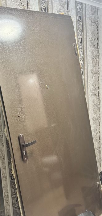 Дверь Б/у железная + межкомнатная