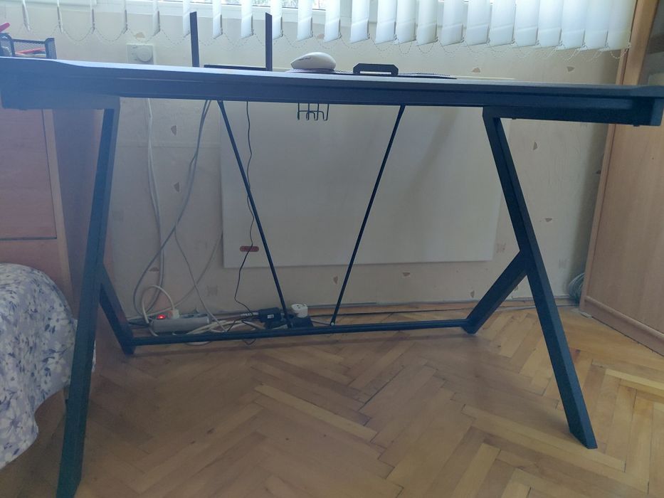 Продавам геймърско бюро.
