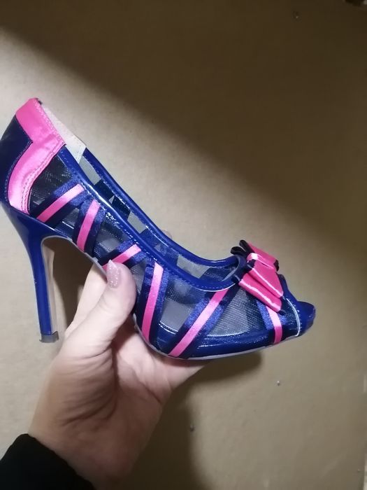 Продам туфли новые 39 размер маломерит  новые