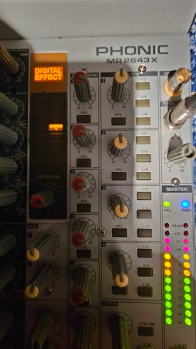 Mixer audio cu 18 canale Phonic MR2643X Helix, efecte digitale
