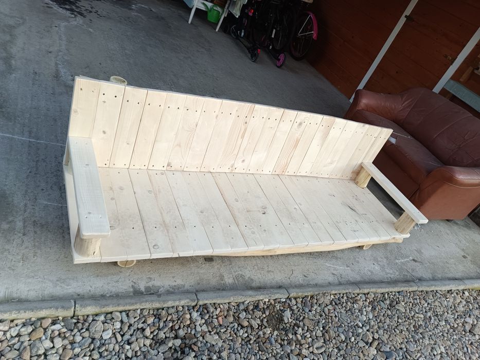 Balansoar suspendat, terase, foișoare, cabane