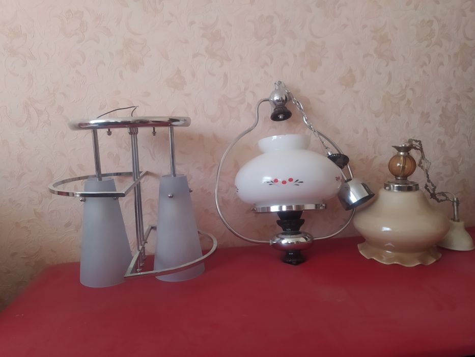 Продаю Настольная лампа  и люстры в отличном состоянии производство  Р