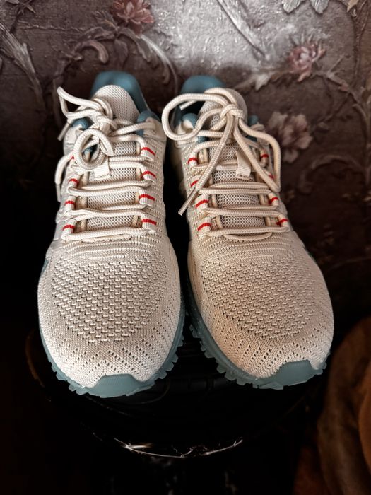 Продам новые кроссовки