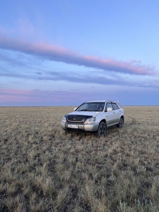 Машина Toyota Harrier