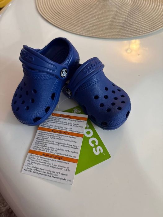 Продавам НОВИ Crocs сандали Оригинал за момче